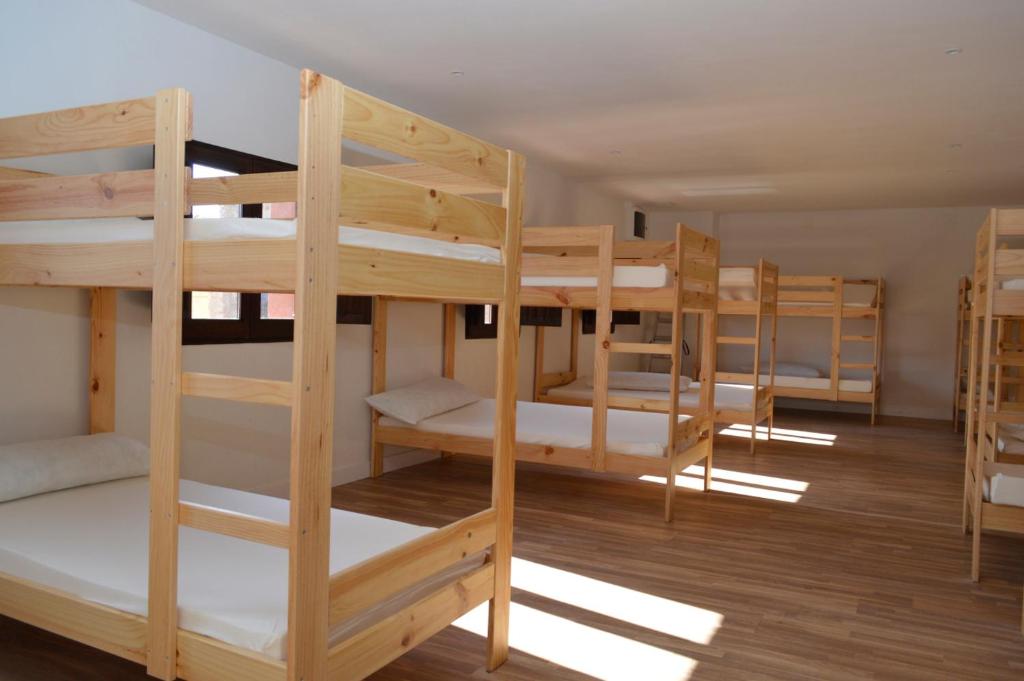 - un ensemble de lits superposés dans une chambre dans l'établissement Albergue Gares, à Puente la Reina