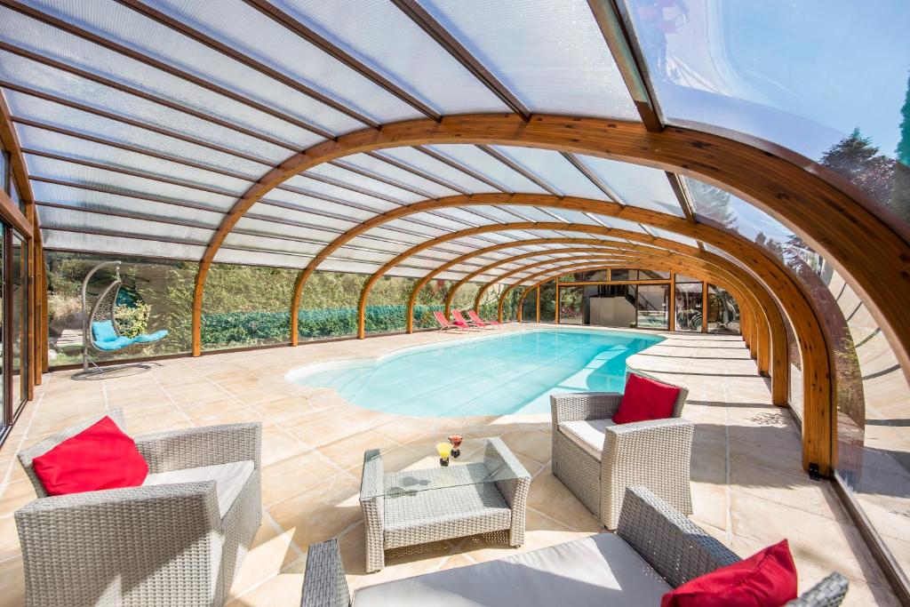 - une vue sur la terrasse et la piscine dans l'établissement Gîte Maison Made in Normandie, à Bois-Normand-près-Lyre