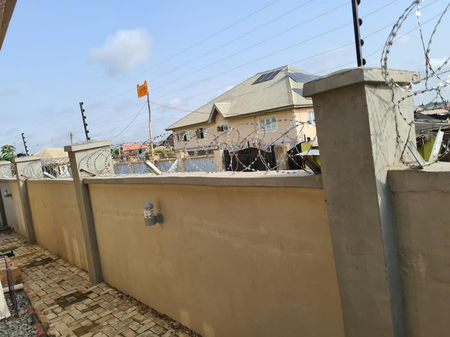 une clôture à maillons avec une maison en arrière-plan dans l'établissement One bed apt Oluyole Akala express axis Ibadan, à Ibadan