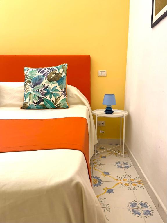 Postel nebo postele na pokoji v ubytování Sorrento Street View