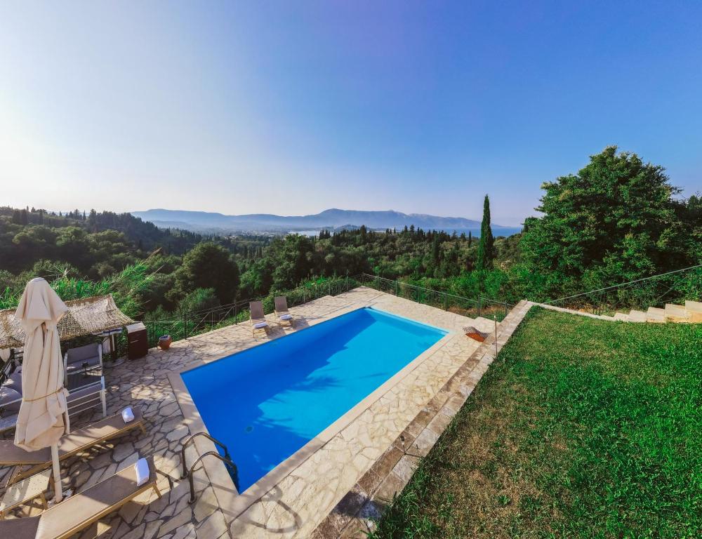 een zwembad in een villa met uitzicht bij Villa Kira in Áfra