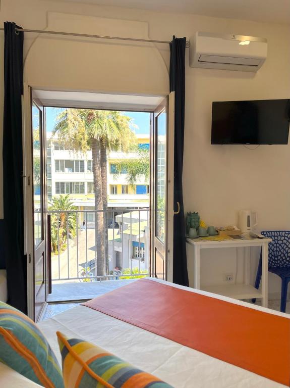 Postel nebo postele na pokoji v ubytování Sorrento Street View