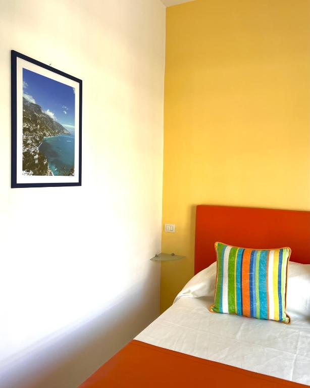 Postel nebo postele na pokoji v ubytování Sorrento Street View