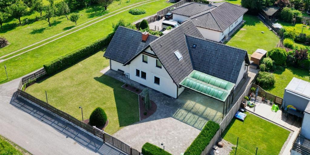 una vista aérea de una gran casa blanca en Villa Vili, en Limbuš