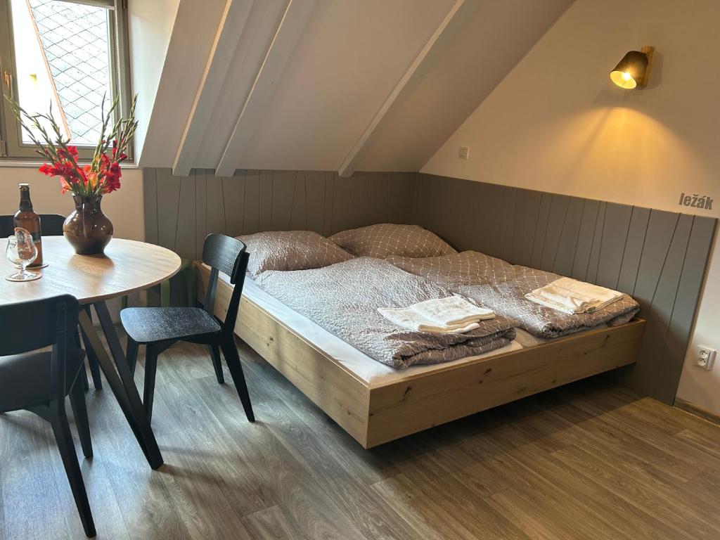 Postel nebo postele na pokoji v ubytování Apartmány v lomnickém pivovaru