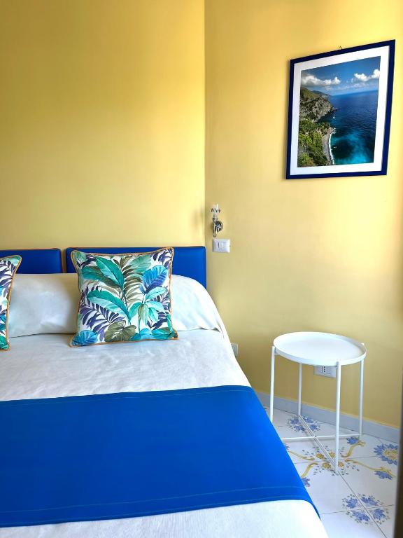 Postel nebo postele na pokoji v ubytování Sorrento Street View
