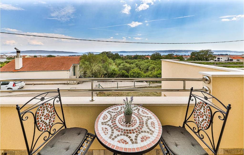 Lovely Apartment In Kastel Luksic With Wifi