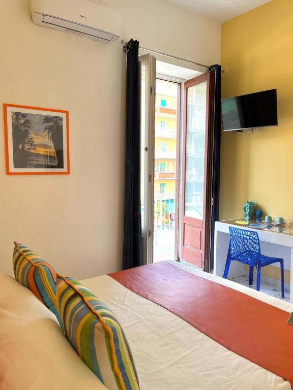Postel nebo postele na pokoji v ubytování Sorrento Street View