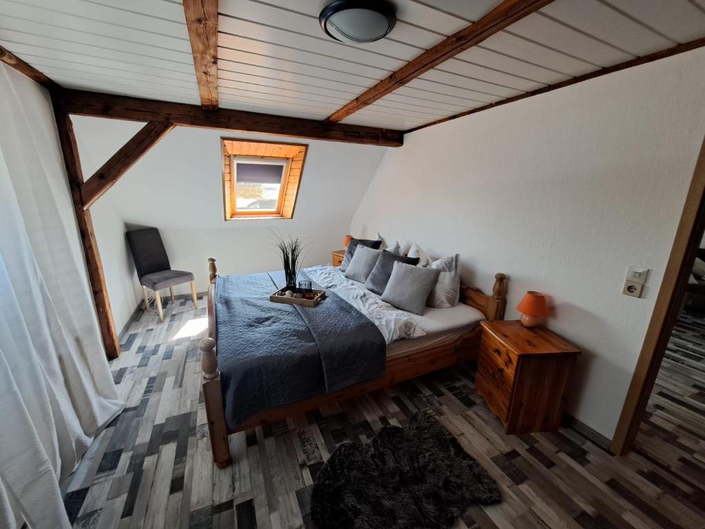 Кровать или кровати в номере Ferienwohnung Feldblick
