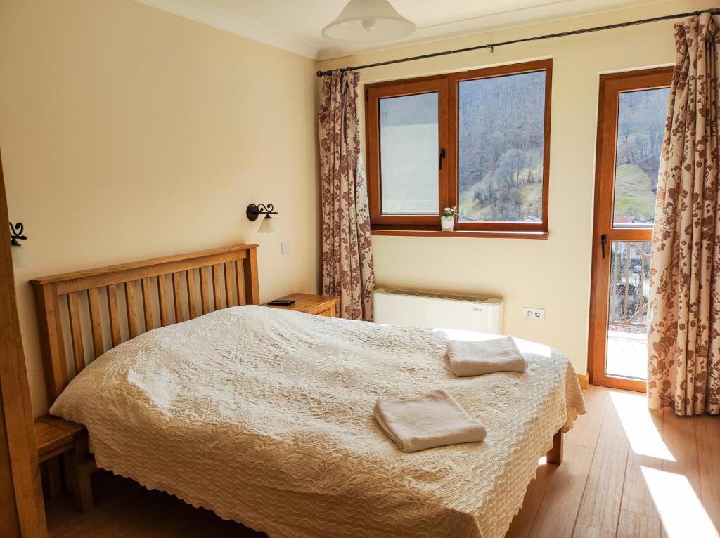 1 dormitorio con 1 cama con 2 toallas en Терасите - Къща 3 en Ribarica
