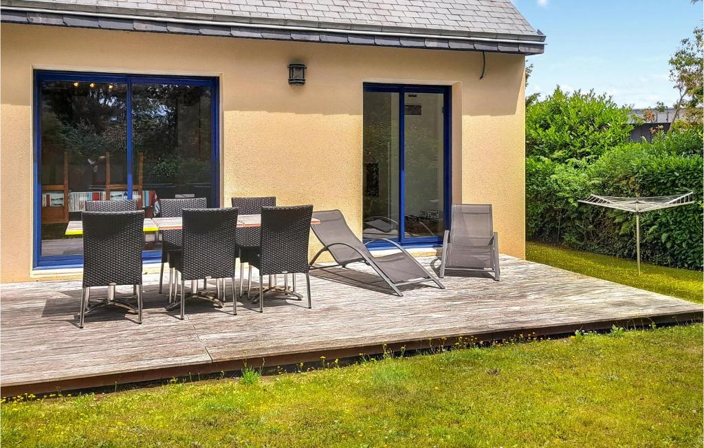 Vonkajšia záhrada v ubytovaní 3 Bedroom Beautiful Home In Erquy