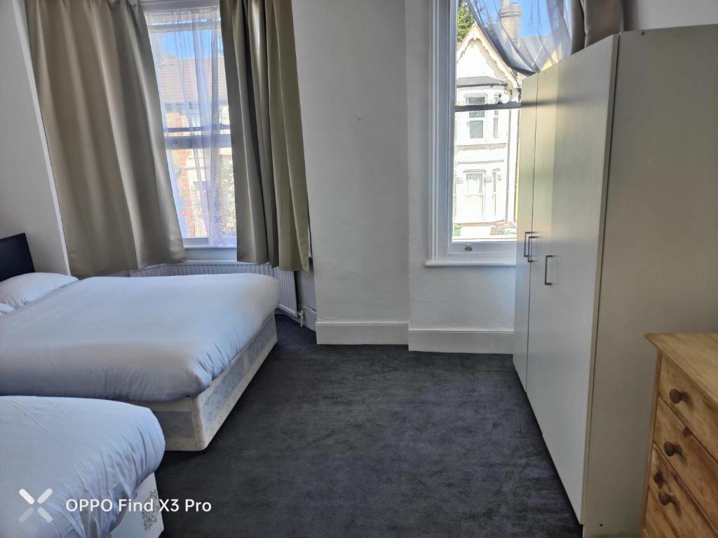 Postel nebo postele na pokoji v ubytování East london 2 bedroom apartment