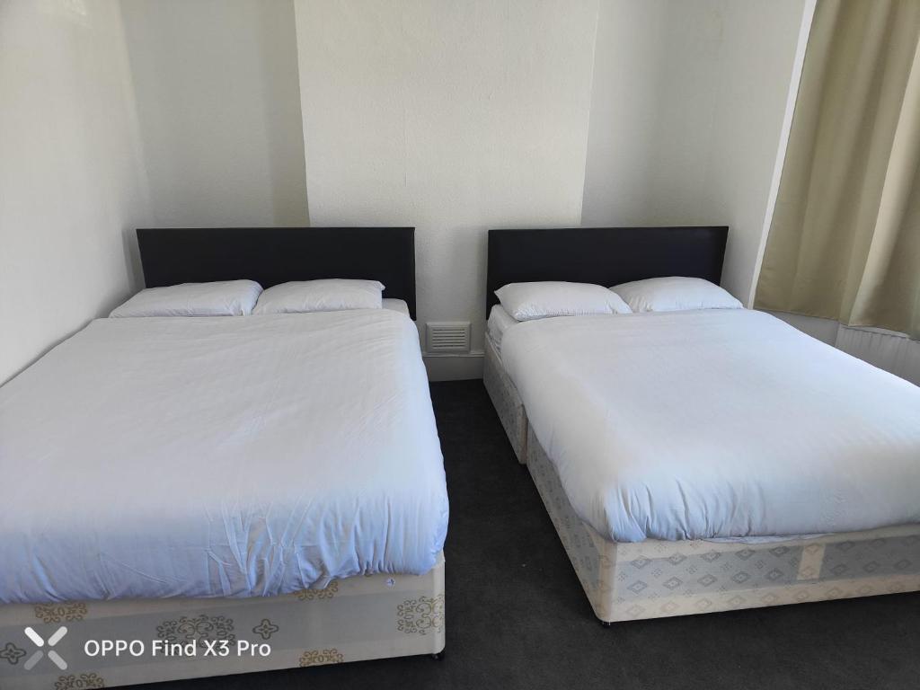 Postel nebo postele na pokoji v ubytování East london 2 bedroom apartment