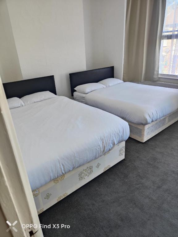 Postel nebo postele na pokoji v ubytování East london 2 bedroom apartment