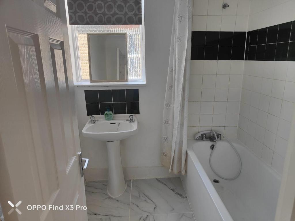 Koupelna v ubytování East london 2 bedroom apartment