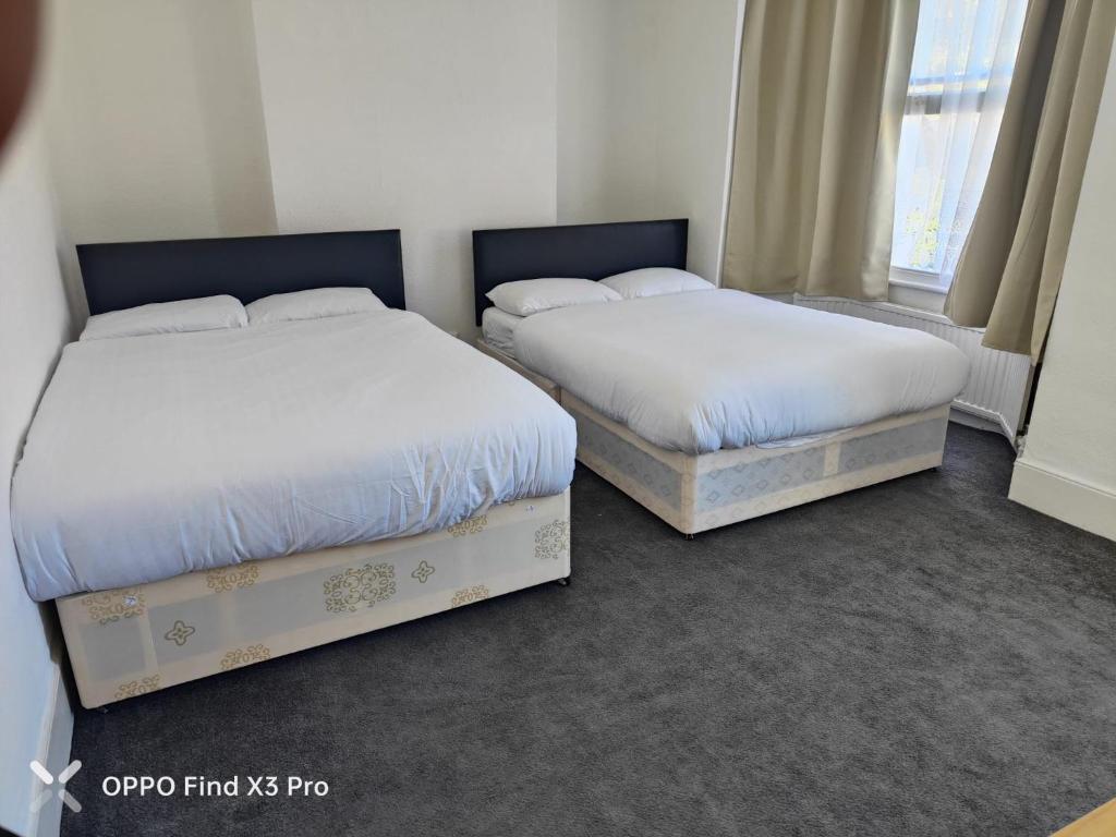 Postel nebo postele na pokoji v ubytování East london 2 bedroom apartment