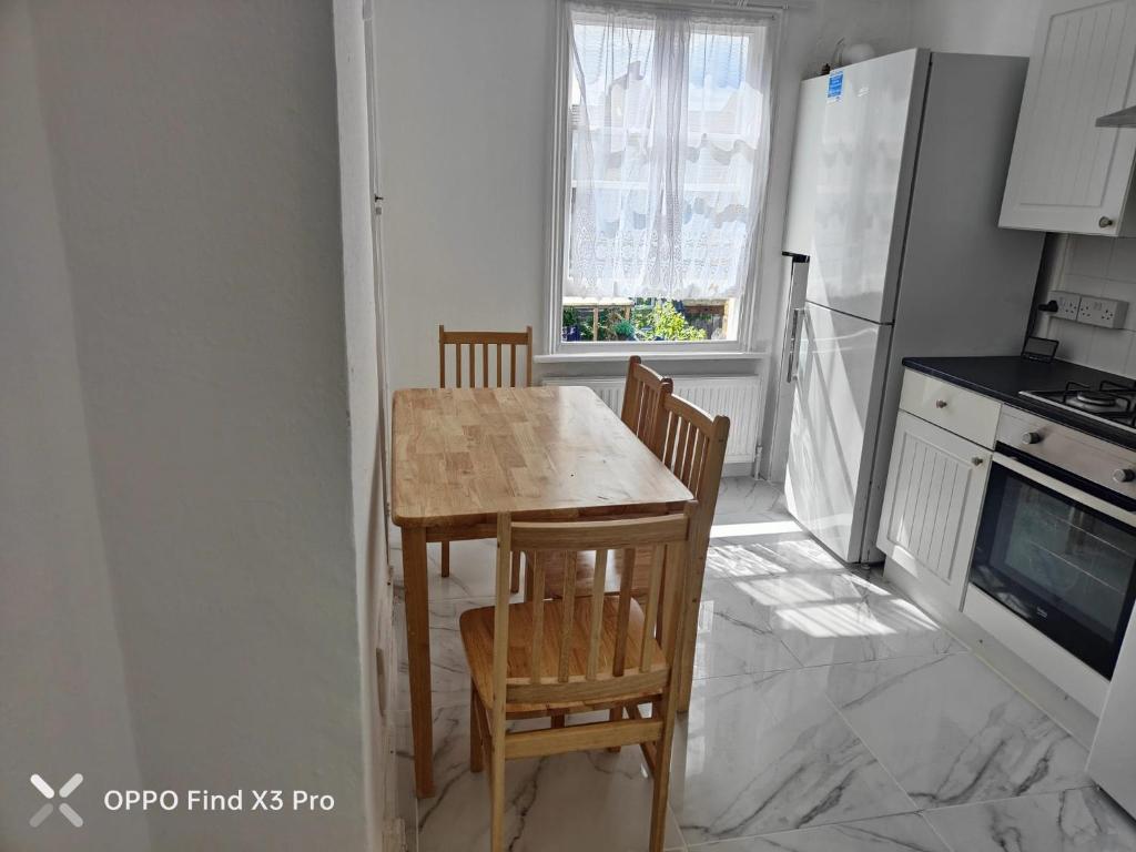 Kuchyň nebo kuchyňský kout v ubytování East london 2 bedroom apartment