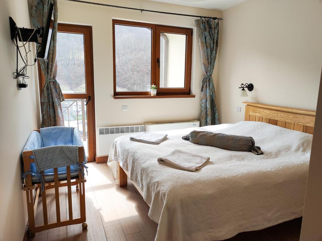 利貝利卡的住宿－Терасите - Къща 4，一间卧室配有一张床、一把椅子和窗户。