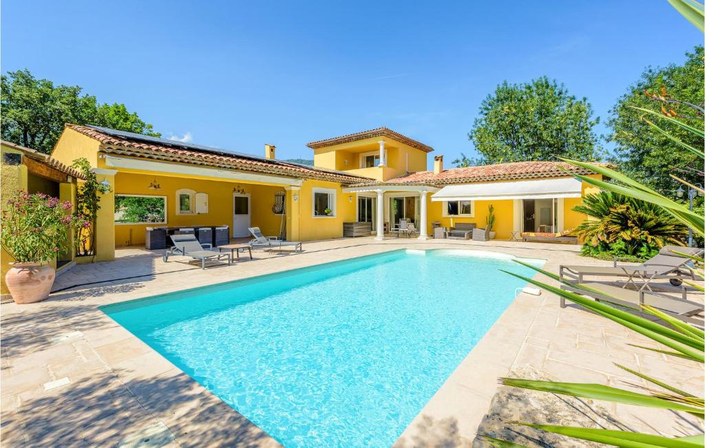 une villa avec une piscine en face d'une maison dans l'établissement Pet Friendly Home In Vence With Kitchen, à Vence