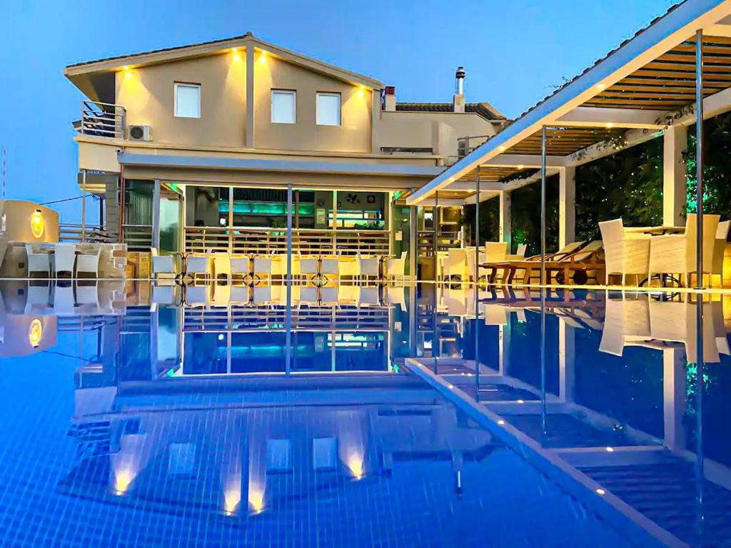 uma casa com uma piscina em frente em Angelo Del'Arte Estate em Corfu Town
