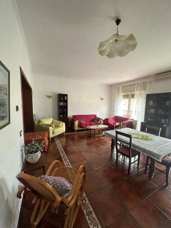 salon ze stołem i krzesłami w obiekcie Appartamento Cocò w mieście Praia a Mare