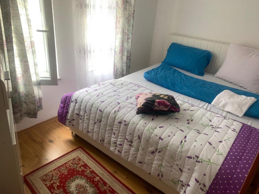 Un pat sau paturi într-o cameră la U Villi BB1 - Gornji Zalik bb