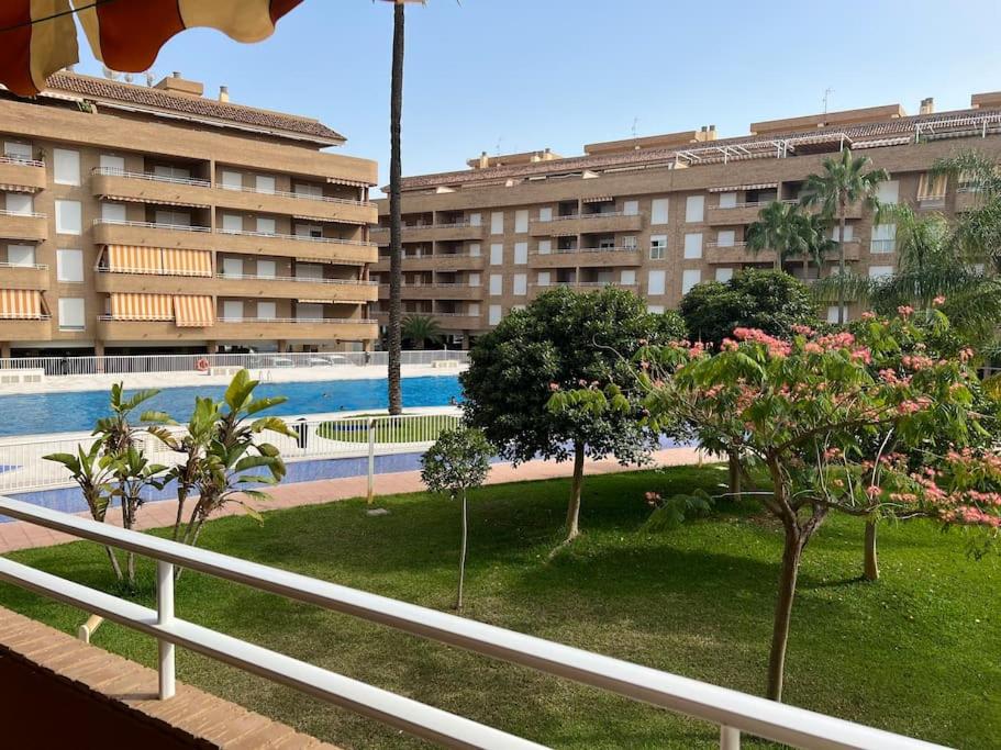 een uitzicht op een resort met een zwembad en gebouwen bij Puerto Romano Denia in Denia