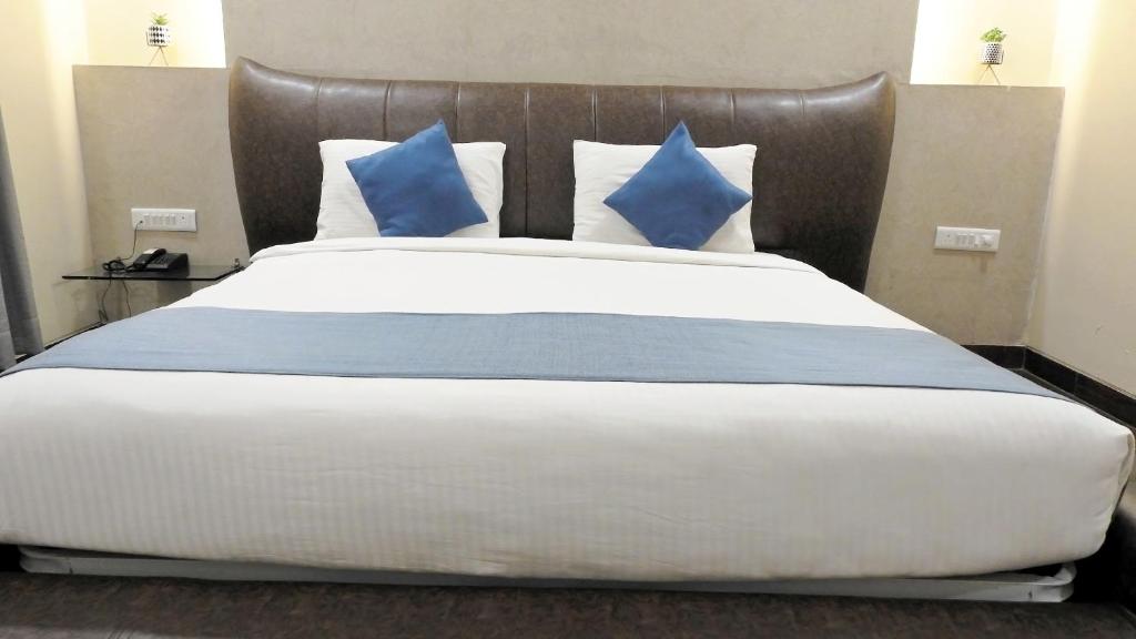 Postel nebo postele na pokoji v ubytování Hotel Sai Miracle