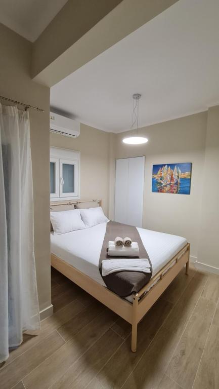um quarto com uma cama grande num quarto em KYANA luxury em Tessalônica
