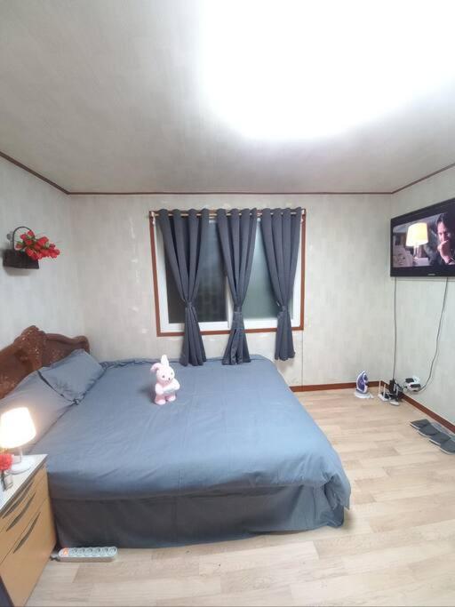 A full private home tesisinde bir odada yatak veya yataklar