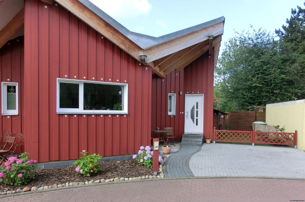 a red barn with a white door at FeWo-Roggenring-Leipzig in Leipzig