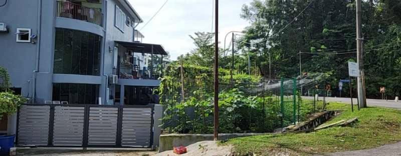 un bâtiment avec une porte en face d'une maison dans l'établissement 1号房有厕所厨房冰箱洗衣机, à Kuala Lumpur
