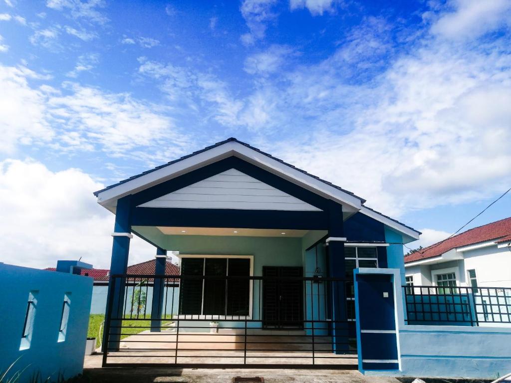 ein kleines Haus mit blauem Dach in der Unterkunft Marvelous Homestay SP Kedah in Sungai Petani