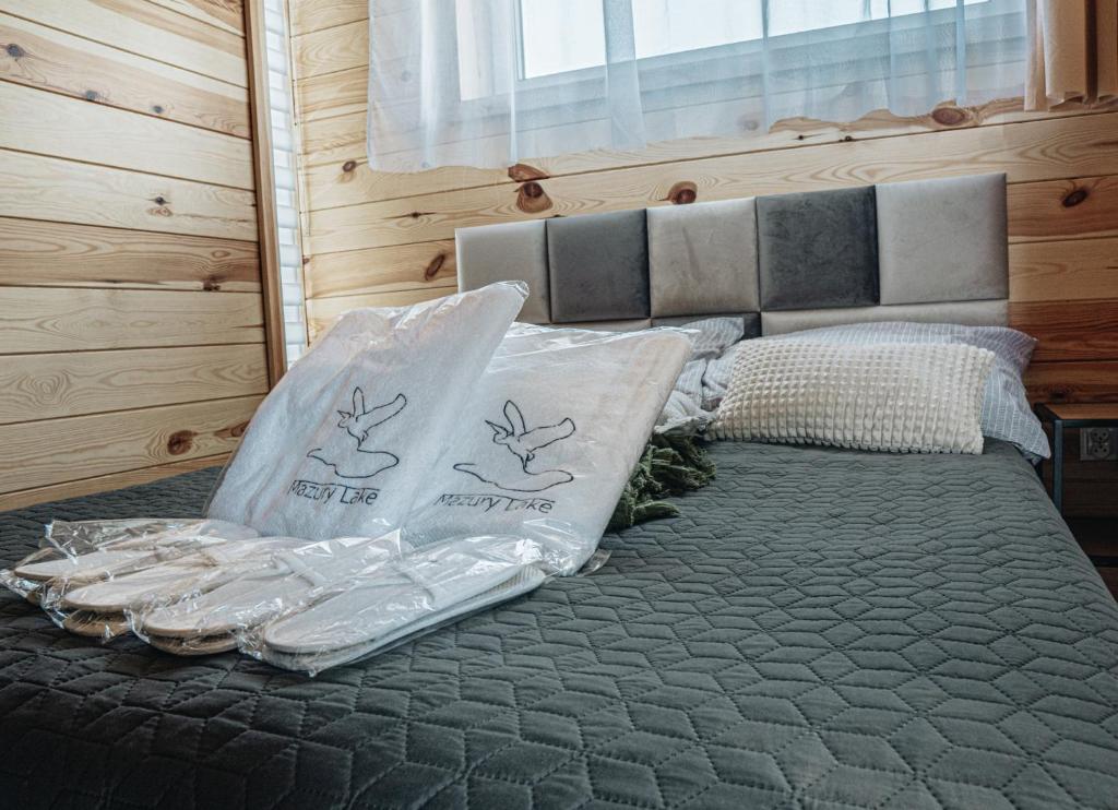 Una cama con dos bandejas encima. en MAZURY LAKE RESORT en Wydminy