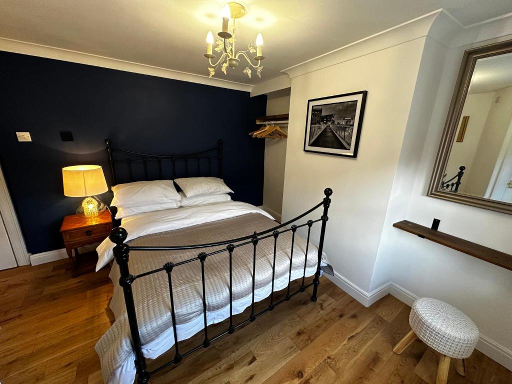 ein Schlafzimmer mit einem Bett mit einer schwarzen Wand in der Unterkunft Grammar School Yard in Hull