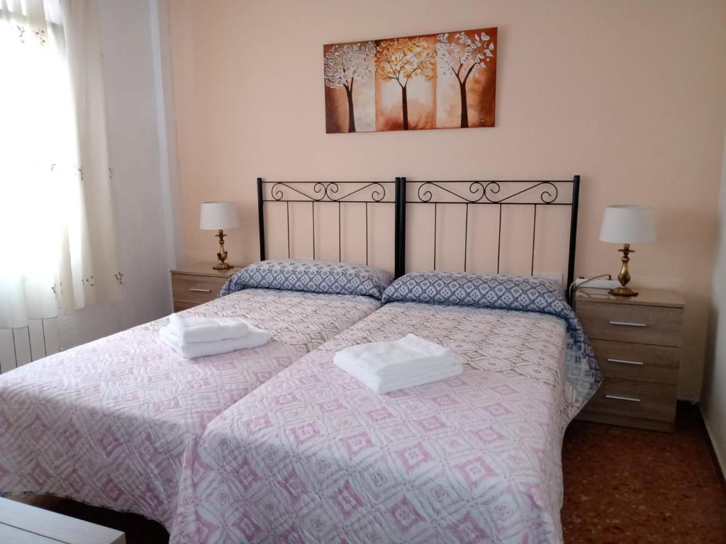 um quarto com uma cama com duas toalhas em Apartamento a 200m de Playa Morrongo em Benicarló