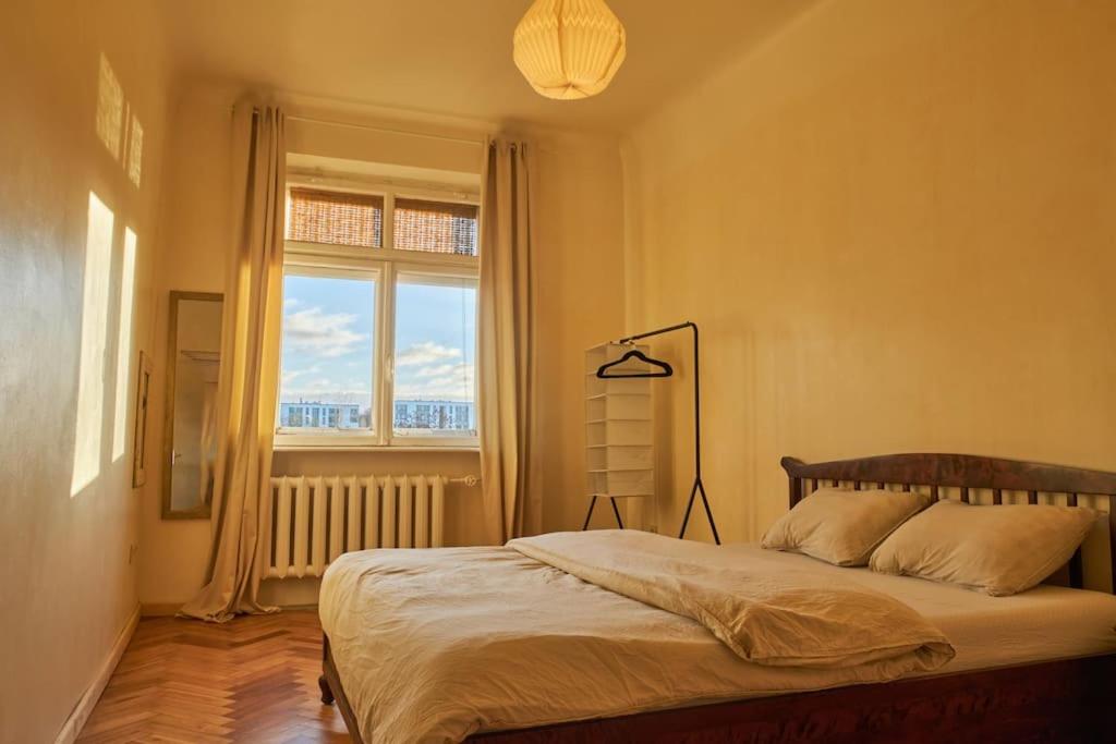 ein Schlafzimmer mit einem großen Bett und einem Fenster in der Unterkunft A nice, quiet and central place in Riga! in Riga