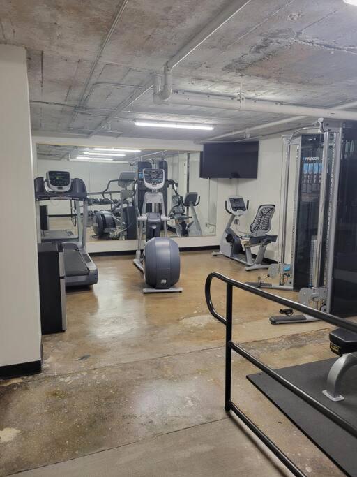Fitness centrum a/nebo fitness zařízení v ubytování Silo View - heart of downtown