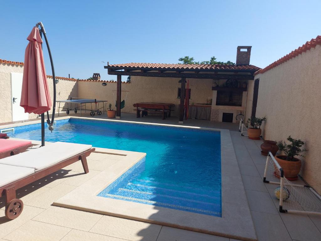 Bazén v ubytování Holiday house Eleonora nebo v jeho okolí