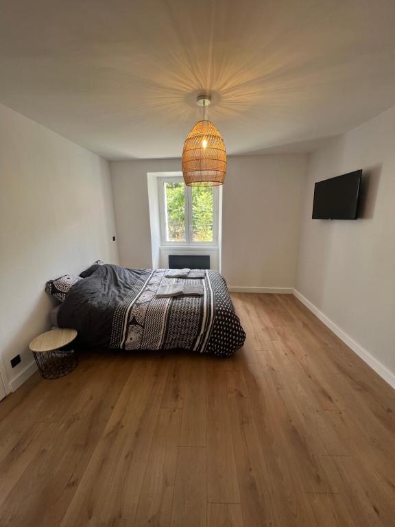 a bedroom with a bed and a window at Agréable T2 idéalement situé in Mende