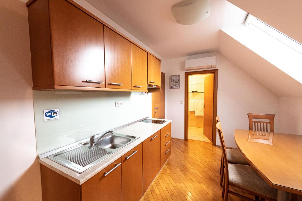 Apartmaji in sobe RaMar - Apartment With Garden View