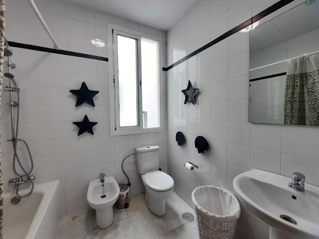 A bathroom at Budget and lovely rooms Las Setas