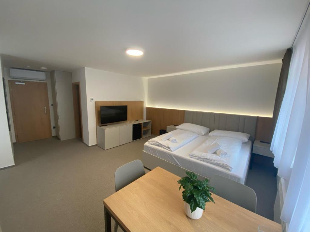 מיטה או מיטות בחדר ב-Comfort Pálava, Penzion & Restaurant
