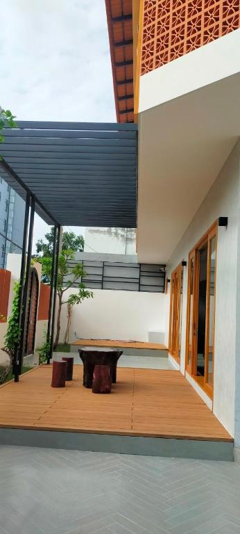 un patio con mesa y bancos en un edificio en 41 Mai Thúc Loan, phường Phú Thủy, TP. Pha Thiết en Ấp Bình Hưng