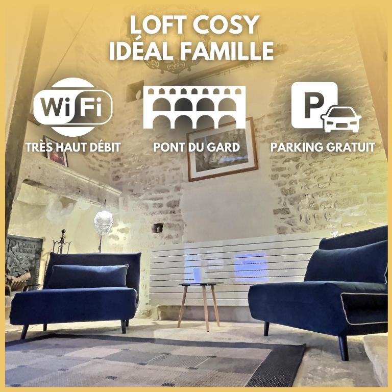 - un salon avec deux canapés et un mur avec un panneau dans l'établissement Chez Lydia - Loft cosy, départ canoë à pied, Proche Pont-du-Gard et Uzès, à Remoulins