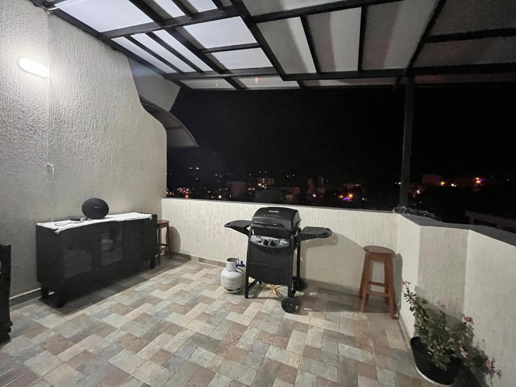een kamer met een tafel en een stoel op een balkon bij El Mirador in Barbosa