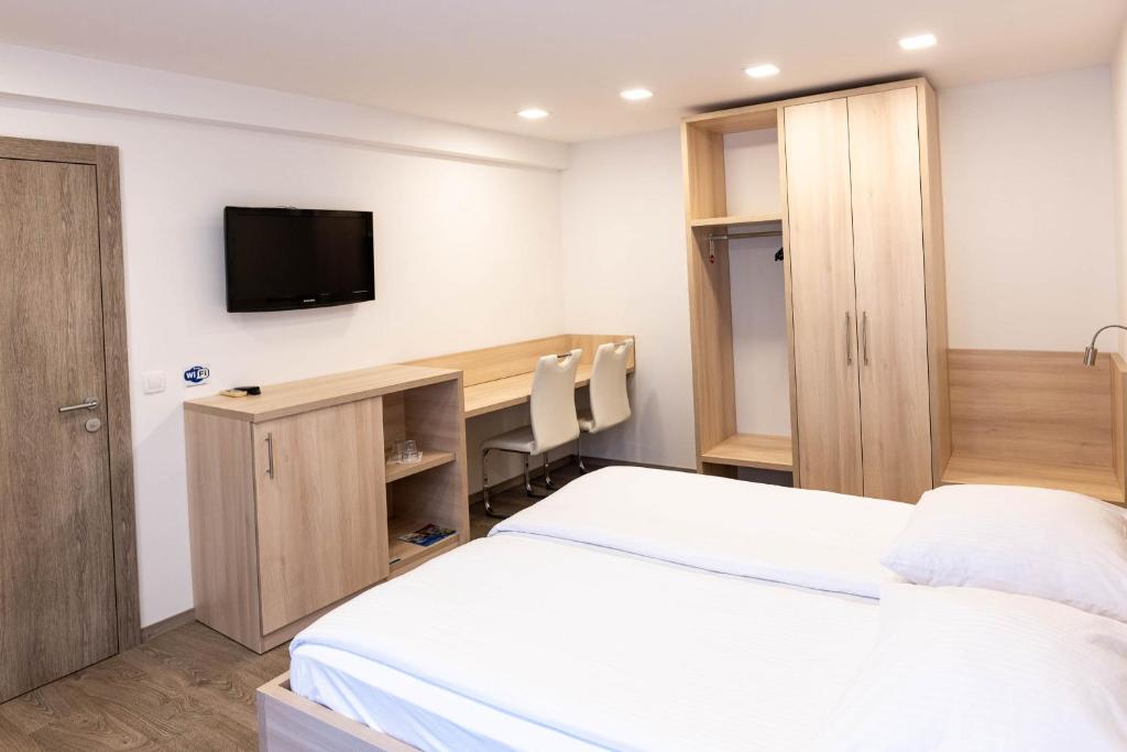 Apartmaji in sobe RaMar - Double Room With Patio