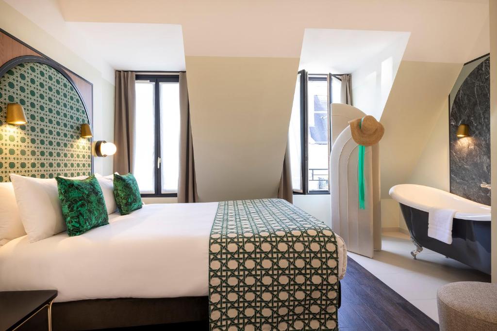 une chambre d'hôtel avec un lit et un lavabo dans l'établissement Avalon Cosy Hotel Paris, à Paris