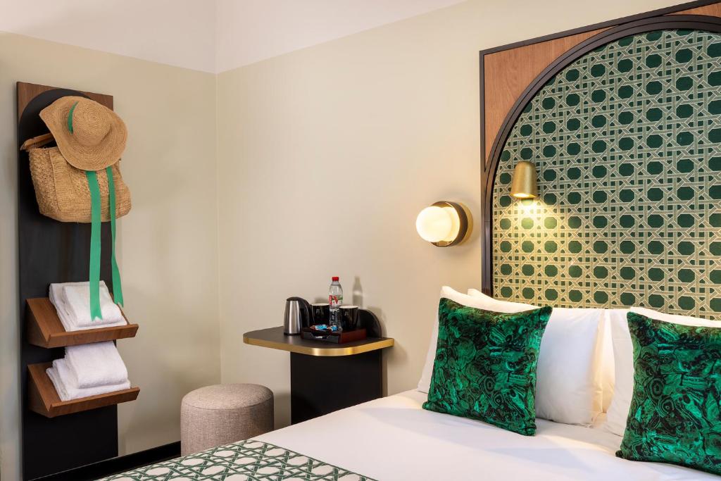 Una cama o camas en una habitaci&oacute;n de Avalon Cosy Hotel Paris