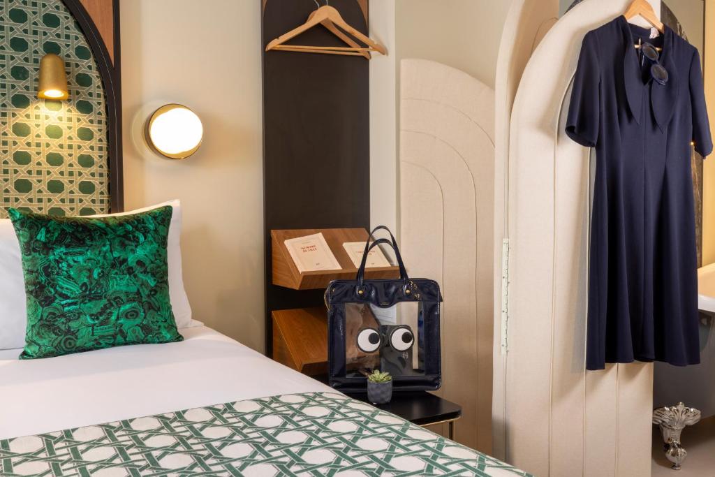 Una cama o camas en una habitaci&oacute;n de Avalon Cosy Hotel Paris